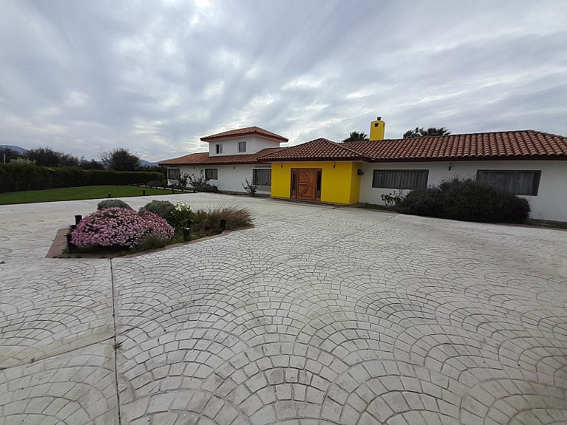 GRAN CASA EN PARCELA CON PISCINA Y JARDIN FORMADO 