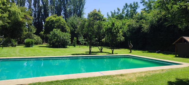 PARCELA CON JARDIN FORMADO, PISCINA Y QUINCHO,SIN REGLAMENTO